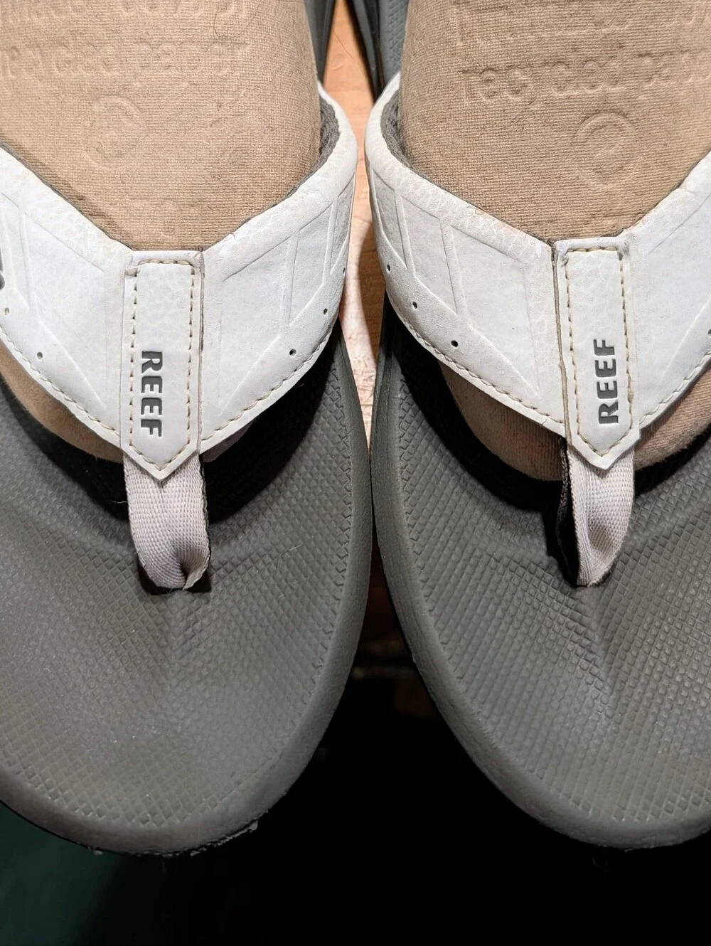 Reef Men’s Gray Footbed Flip Flops with White Straps Size 9